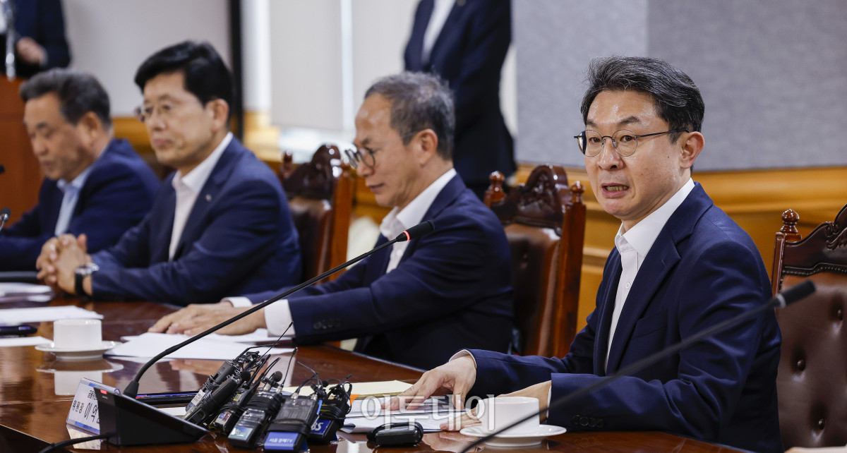 ▲이억원 금융위원회 위원장이 15일 서울 중구 은행연합회에서 열린 금융위원장-금융지주 회장 간담회에서 모두발언을 하고 있다. 조현호 기자 hyunho@