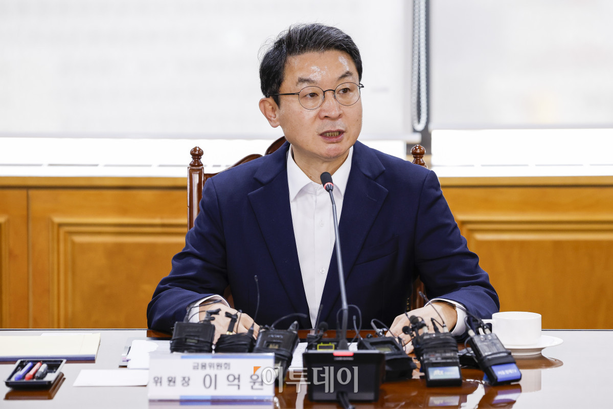 ▲이억원 금융위원회 위원장이 15일 서울 중구 은행연합회에서 열린 금융위원장-금융지주 회장 간담회에서 모두발언을 하고 있다. 조현호 기자 hyunho@