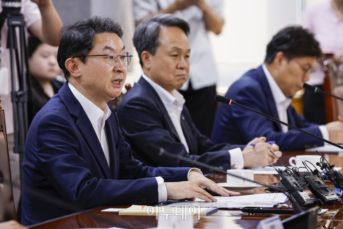 ▲이억원 금융위원회 위원장이 15일 서울 중구 은행연합회에서 열린 금융위원장-금융지주 회장 간담회에서 모두발언을 하고 있다. 조현호 기자 hyunho@