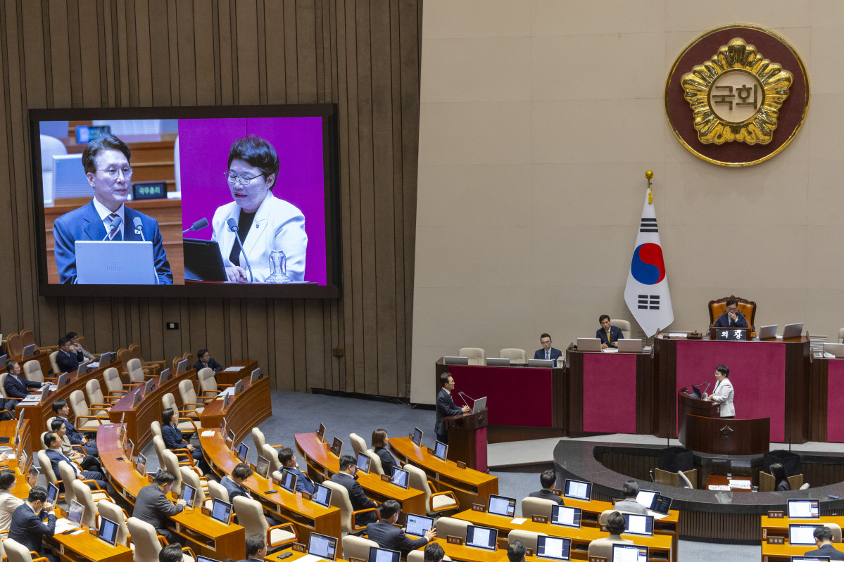 ▲김민석 국무총리가 15일 국회에서 열린 정치에 관한 대정부 질문에서 국민의힘 임이자 의원의 질문에 답하고 있다. (연합뉴스)