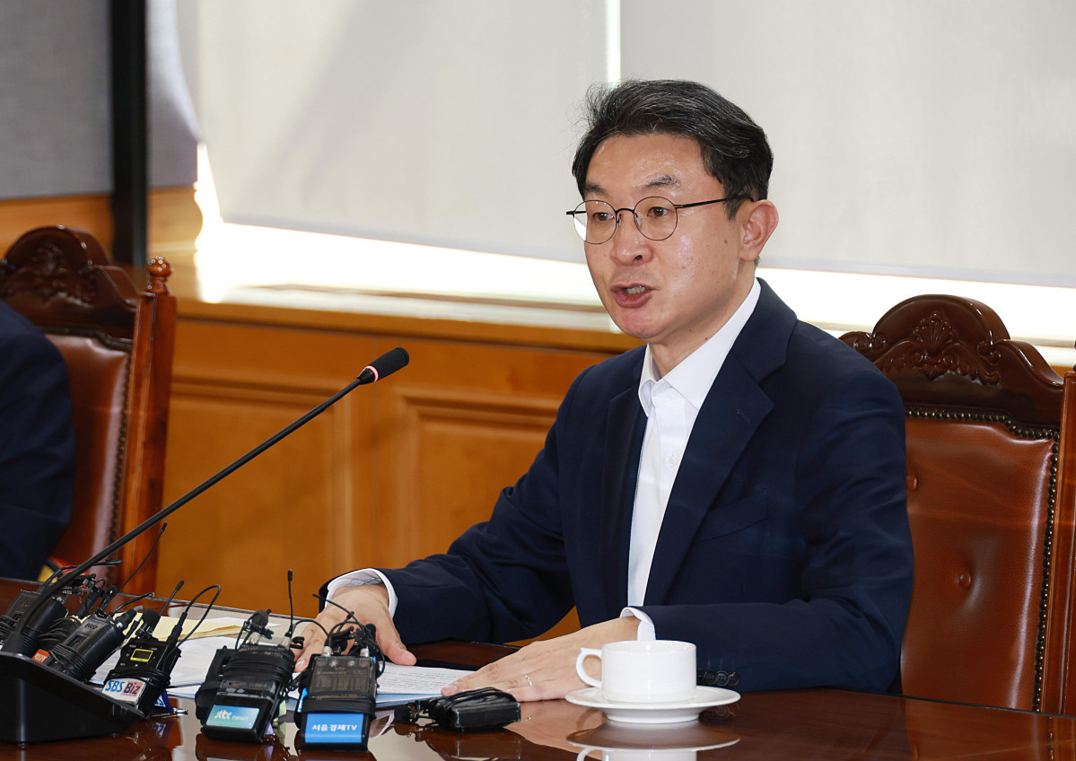 ▲이억원 금융위원장이 15일 서울 중구 은행회관에서 '8개 금융지주사 회장 간담회'를 열고 당부의 말을 전하고 있다. (사진제공=금융위원회)