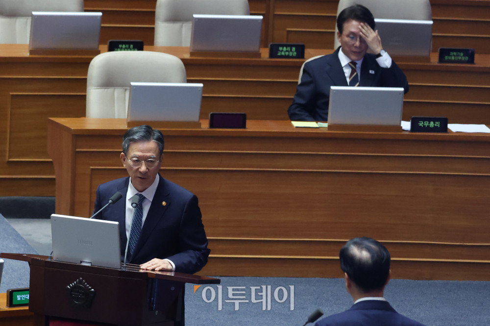 ▲정성호 법무부 장관이 15일 서울 여의도 국회 본회의에서 열린 정치 분야 대정부질문에서 의원 질의에 답하고 있다. 오른쪽 위는 김민석 국무총리. 고이란 기자 photoeran@