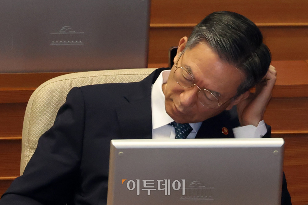 ▲ 정성호 법무부 장관이 15일 서울 여의도 국회 본회의에서 열린 정치 분야 대정부 질문에 참석해 생각에 잠겨 있다. (고이란 기자 photoeran@)