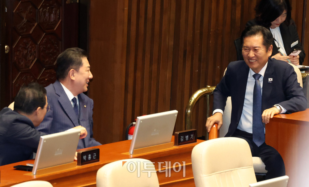 ▲정청래(오른쪽) 더불어민주당 대표와 김병기 원내대표가 15일 서울 여의도 국회 본회의에서 대화하고 있다. 고이란 기자 photoeran@