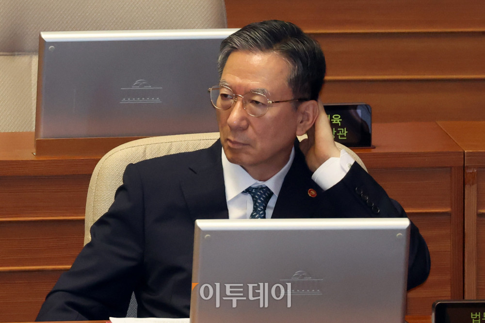 ▲정성호 법무부 장관이 15일 서울 여의도 국회 본회의에서 열린 정치 분야 대정부질문에 참석하고 있다. 고이란 기자 photoeran@