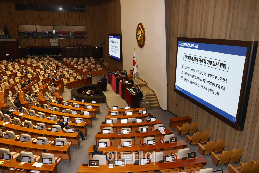 ▲정성호 법무부 장관이 15일 서울 여의도 국회 본회의에서 열린 정치 분야 대정부질문에서 의원 질의에 답하고 있다. 고이란 기자 photoeran@