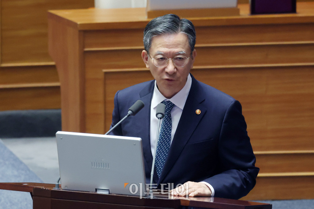 ▲정성호 법무부 장관이 15일 서울 여의도 국회 본회의에서 열린 정치 분야 대정부질문에서 의원 질의에 답하고 있다. 고이란 기자 photoeran@