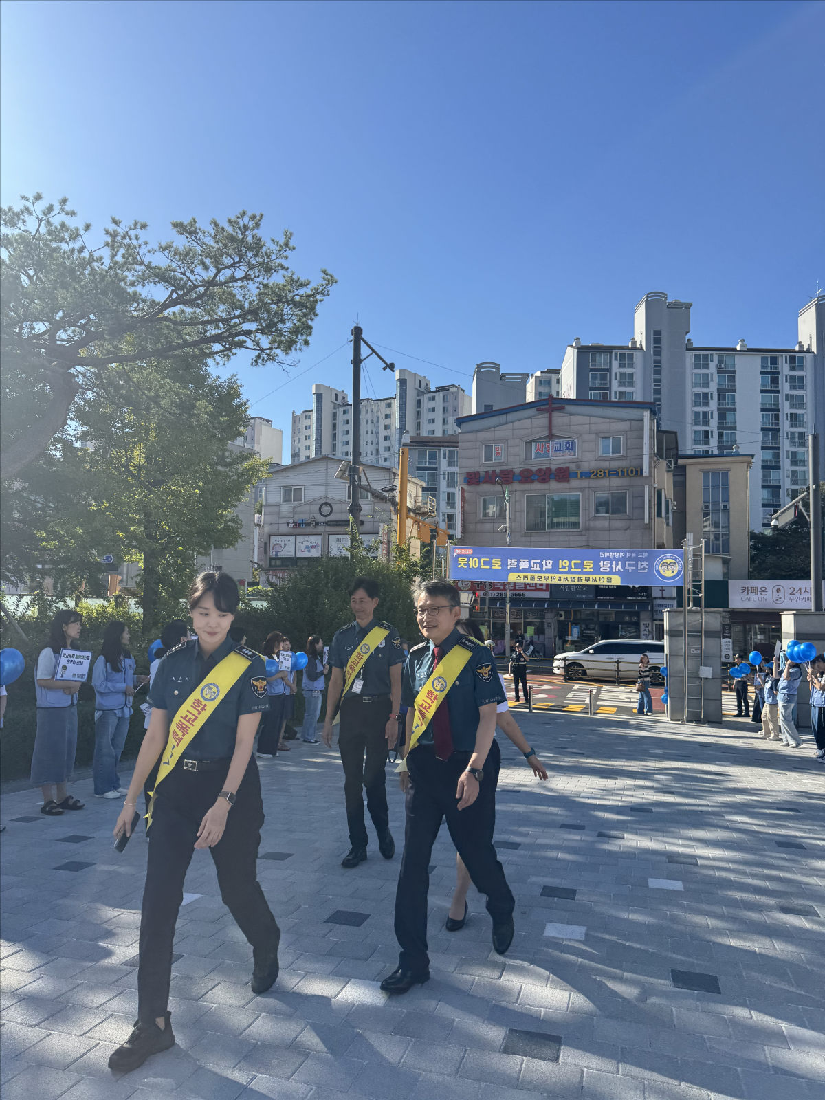 ▲용인서부경찰서 관계자들이 11일 용인 구성초등학교 인근에서 학교폭력근절 어깨띠를 두르고 학부모 등과 함께 아동 안전·환경·봉사 통합 캠페인에 참여하고 있다. (용인서부경찰서)