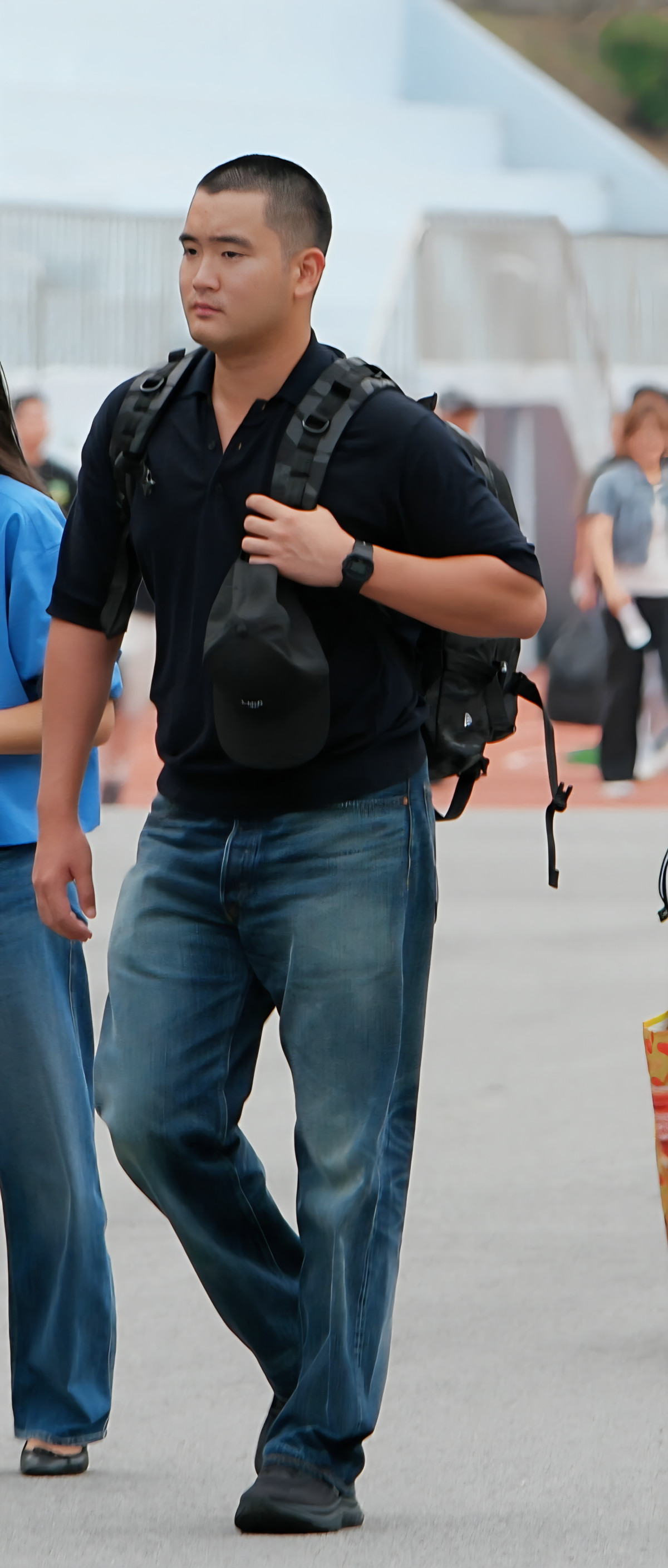 ▲이재용 삼성전자 회장의 장남 지호씨가 15일 경남 창원시 진해구 해군사관학교에서 열린 해군 학사장교 사관후보생 입영식 행사장으로 들어가고 있다.  (사진제공=삼성전자)