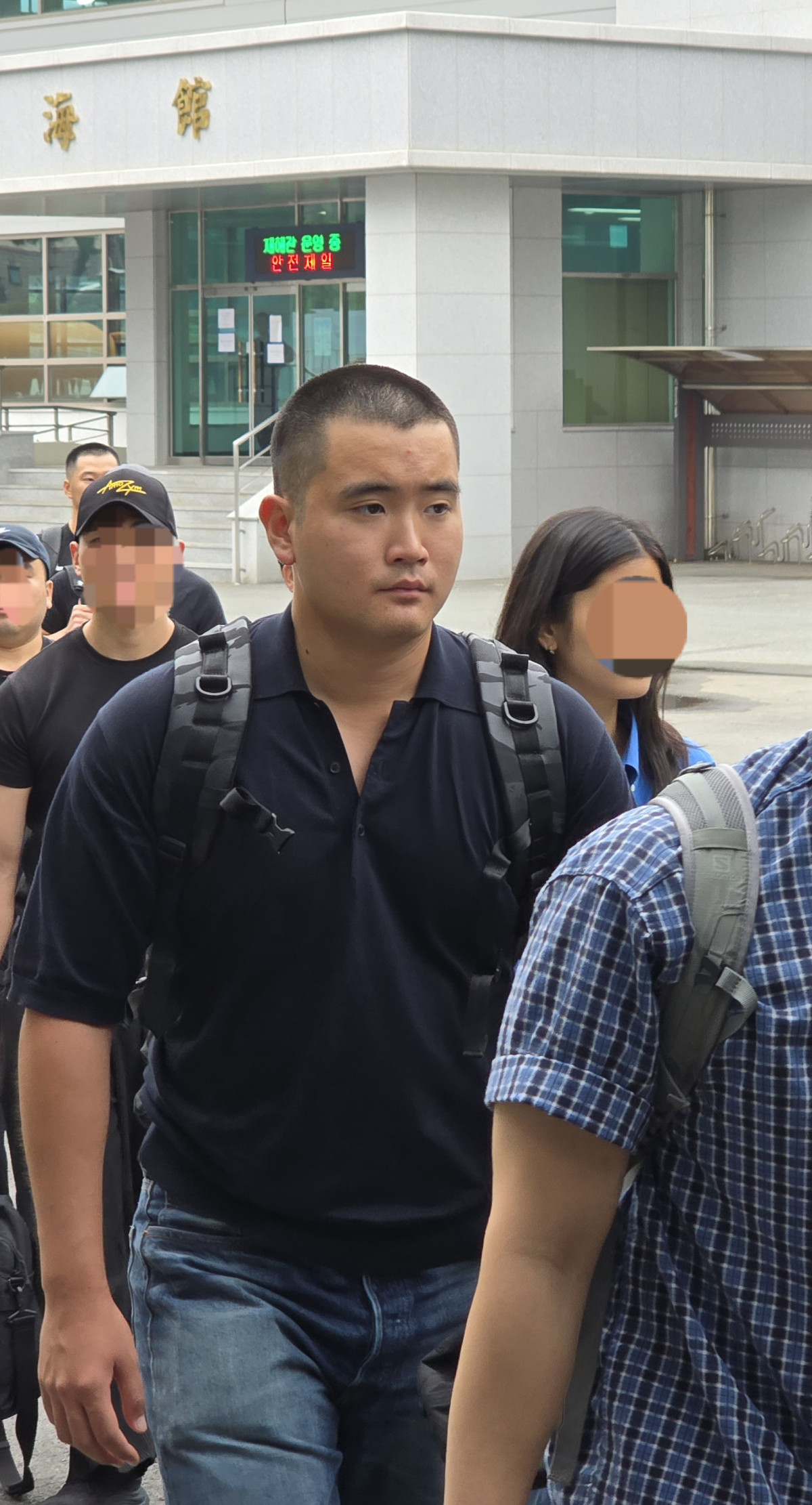 ▲이재용 삼성전자 회장의 장남 지호씨가 15일 경남 창원시 진해구 해군사관학교에서 열린 해군 학사장교 사관후보생 입영식 행사장으로 들어가고 있다.  (사진제공=삼성전자)