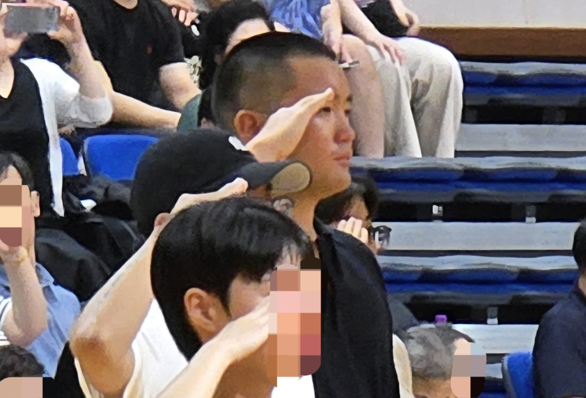 ▲이재용 삼성전자 회장의 장남 지호씨가 15일 경남 창원시 진해구 해군사관학교에서 열린 해군 학사장교 사관후보생 입영식에 참석해 거수 경례를 하고 있다. (사진제공=삼성전자)