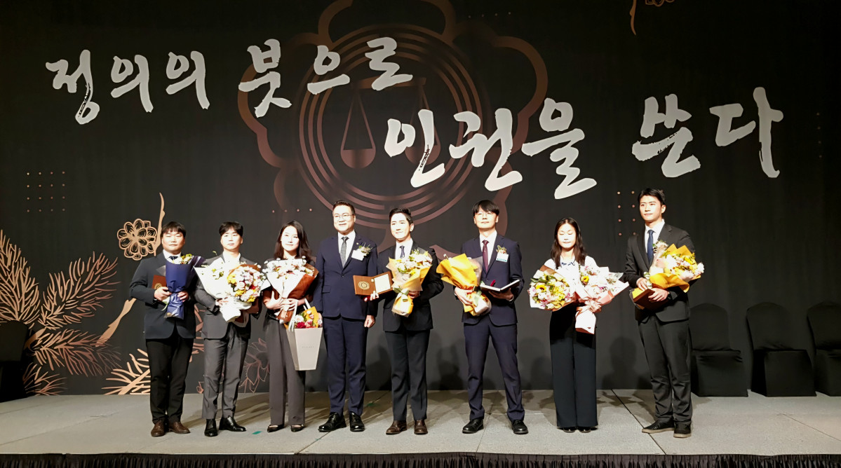 ▲이투데이 사회경제부 김이현 기자(왼쪽에서 두 번째)가 15일 서울 강남구 그랜드인터컨티넨탈 서울 파르나스 호텔에서 열린 서울지방변호사회 제118주년 기념행사에서 우수 법조언론인상을 수상했다. (박일경 기자 @ekpark)