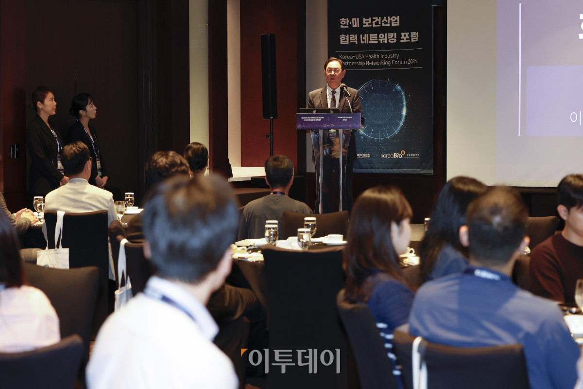 ▲이종재 이투데이그룹 부회장이 15일 서울 중구 서울신라호텔에서 열린 한·미 보건산업 협력 네트워킹 포럼에서 환영사를 하고 있다. 이투데이는 올해 창간 15주년을 기념해 2025 세계 바이오 서밋 부대행사로 국내외 보건산업계 관계자들과 양국 보건산업 협력 증진과 글로벌 의약품 공급망 협력 강화 방안을 논의하는 '한·미 보건산업 협력 네트워킹 포럼'을 마련했다. 이번 포럼을 통해 국내·외 보건산업 전문가 및 기업 간 교류·협력 방안을 제시하고자 한다. 한편 보건복지부는 이날부터 17일까지 '지속가능한 내일을 위한 모든 사람의 건강보장' 주제의 제15차 APEC 보건과 경제 고위급 회의와 함께 '혁신에서 접근으로 : 모두를 위한 의료혁신' 주제의 2025 세계 바이오 서밋을 진행한다. 조현호 기자 hyunho@