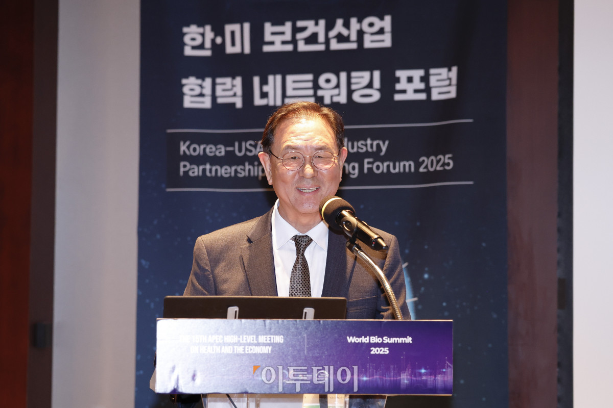 ▲이종재 이투데이그룹 부회장이 15일 서울 중구 서울신라호텔에서 열린 한·미 보건산업 협력 네트워킹 포럼에서 환영사를 하고 있다. 이투데이는 올해 창간 15주년을 기념해 2025 세계 바이오 서밋 부대행사로 국내외 보건산업계 관계자들과 양국 보건산업 협력 증진과 글로벌 의약품 공급망 협력 강화 방안을 논의하는 '한·미 보건산업 협력 네트워킹 포럼'을 마련했다. 이번 포럼을 통해 국내·외 보건산업 전문가 및 기업 간 교류·협력 방안을 제시하고자 한다. 한편 보건복지부는 이날부터 17일까지 '지속가능한 내일을 위한 모든 사람의 건강보장' 주제의 제15차 APEC 보건과 경제 고위급 회의와 함께 '혁신에서 접근으로 : 모두를 위한 의료혁신' 주제의 2025 세계 바이오 서밋을 진행한다. 조현호 기자 hyunho@