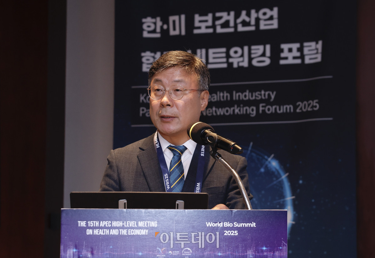 ▲이재국 한국제약바이오협회 부회장이 15일 서울 중구 서울신라호텔에서 열린 한·미 보건산업 협력 네트워킹 포럼에서 축사를 하고 있다. 이투데이는 올해 창간 15주년을 기념해 2025 세계 바이오 서밋 부대행사로 국내외 보건산업계 관계자들과 양국 보건산업 협력 증진과 글로벌 의약품 공급망 협력 강화 방안을 논의하는 '한·미 보건산업 협력 네트워킹 포럼'을 마련했다. 이번 포럼을 통해 국내·외 보건산업 전문가 및 기업 간 교류·협력 방안을 제시하고자 한다. 한편 보건복지부는 이날부터 17일까지 '지속가능한 내일을 위한 모든 사람의 건강보장' 주제의 제15차 APEC 보건과 경제 고위급 회의와 함께 '혁신에서 접근으로 : 모두를 위한 의료혁신' 주제의 2025 세계 바이오 서밋을 진행한다. 조현호 기자 hyunho@
