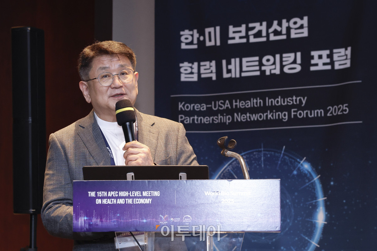 ▲선경 K-헬스미래추진단장이 15일 서울 중구 서울신라호텔에서 열린 한·미 보건산업 협력 네트워킹 포럼에서 특별 강연을 하고 있다. 이투데이는 올해 창간 15주년을 기념해 2025 세계 바이오 서밋 부대행사로 국내외 보건산업계 관계자들과 양국 보건산업 협력 증진과 글로벌 의약품 공급망 협력 강화 방안을 논의하는 '한·미 보건산업 협력 네트워킹 포럼'을 마련했다. 이번 포럼을 통해 국내·외 보건산업 전문가 및 기업 간 교류·협력 방안을 제시하고자 한다. 한편 보건복지부는 이날부터 17일까지 '지속가능한 내일을 위한 모든 사람의 건강보장' 주제의 제15차 APEC 보건과 경제 고위급 회의와 함께 '혁신에서 접근으로 : 모두를 위한 의료혁신' 주제의 2025 세계 바이오 서밋을 진행한다. 조현호 기자 hyunho@