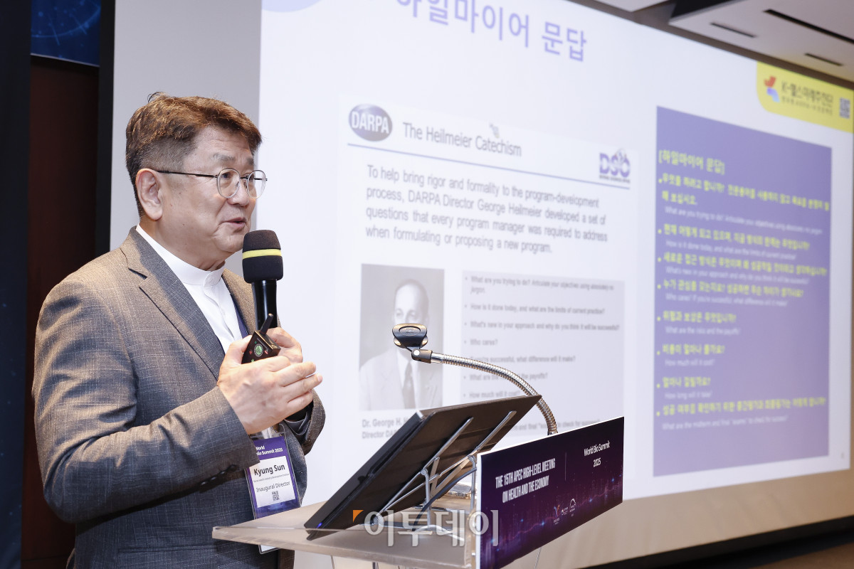 ▲선경 K-헬스미래추진단장이 15일 서울 중구 서울신라호텔에서 열린 한·미 보건산업 협력 네트워킹 포럼에서 특별 강연을 하고 있다. 이투데이는 올해 창간 15주년을 기념해 2025 세계 바이오 서밋 부대행사로 국내외 보건산업계 관계자들과 양국 보건산업 협력 증진과 글로벌 의약품 공급망 협력 강화 방안을 논의하는 '한·미 보건산업 협력 네트워킹 포럼'을 마련했다. 이번 포럼을 통해 국내·외 보건산업 전문가 및 기업 간 교류·협력 방안을 제시하고자 한다. 한편 보건복지부는 이날부터 17일까지 '지속가능한 내일을 위한 모든 사람의 건강보장' 주제의 제15차 APEC 보건과 경제 고위급 회의와 함께 '혁신에서 접근으로 : 모두를 위한 의료혁신' 주제의 2025 세계 바이오 서밋을 진행한다. 조현호 기자 hyunho@