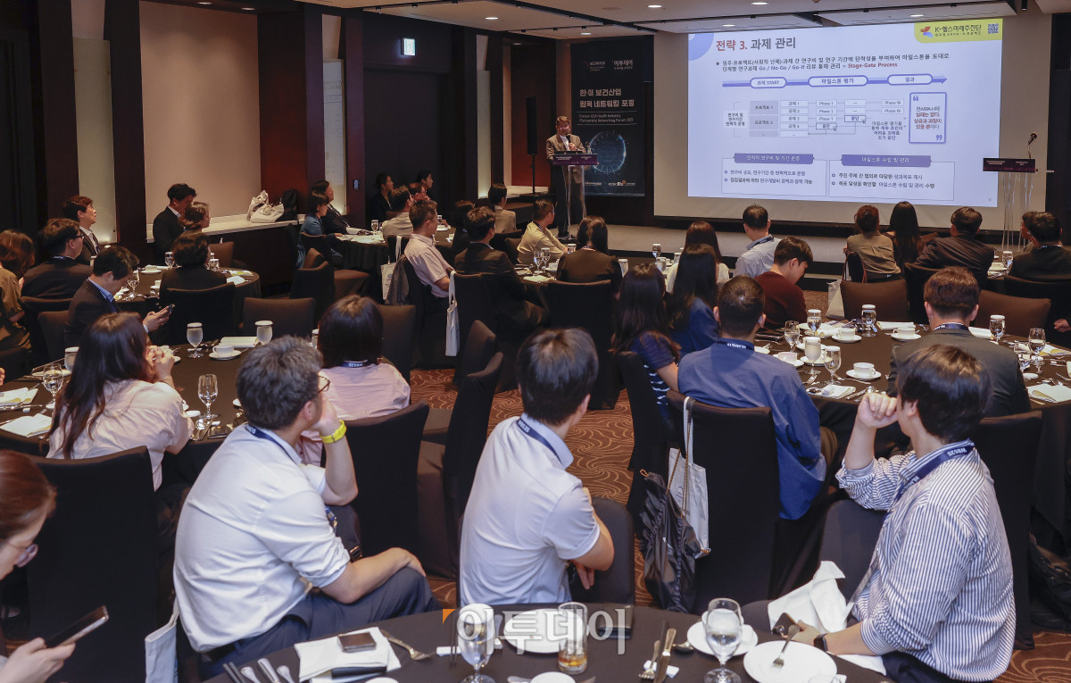 ▲선경 K-헬스미래추진단장이 15일 서울 중구 서울신라호텔에서 열린 한·미 보건산업 협력 네트워킹 포럼에서 특별 강연을 하고 있다. 이투데이는 올해 창간 15주년을 기념해 2025 세계 바이오 서밋 부대행사로 국내외 보건산업계 관계자들과 양국 보건산업 협력 증진과 글로벌 의약품 공급망 협력 강화 방안을 논의하는 '한·미 보건산업 협력 네트워킹 포럼'을 마련했다. 이번 포럼을 통해 국내·외 보건산업 전문가 및 기업 간 교류·협력 방안을 제시하고자 한다. 한편 보건복지부는 이날부터 17일까지 '지속가능한 내일을 위한 모든 사람의 건강보장' 주제의 제15차 APEC 보건과 경제 고위급 회의와 함께 '혁신에서 접근으로 : 모두를 위한 의료혁신' 주제의 2025 세계 바이오 서밋을 진행한다. 조현호 기자 hyunho@