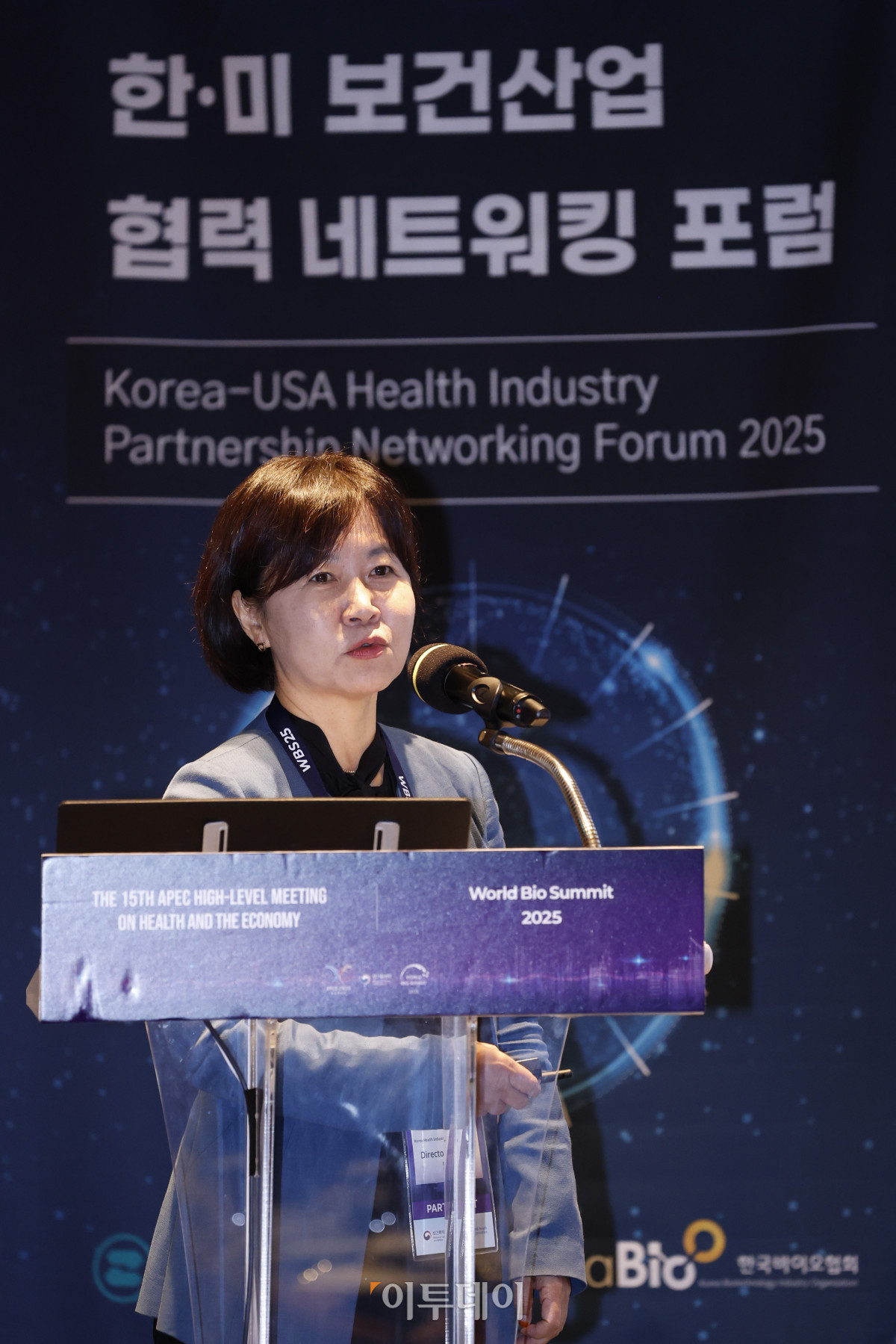 ▲이행신 한국보건산업진흥원 산업진흥본부장이 15일 서울 중구 서울신라호텔에서 열린 한·미 보건산업 협력 네트워킹 포럼에서 주제 발표를 하고 있다. 이투데이는 올해 창간 15주년을 기념해 2025 세계 바이오 서밋 부대행사로 국내외 보건산업계 관계자들과 양국 보건산업 협력 증진과 글로벌 의약품 공급망 협력 강화 방안을 논의하는 '한·미 보건산업 협력 네트워킹 포럼'을 마련했다. 이번 포럼을 통해 국내·외 보건산업 전문가 및 기업 간 교류·협력 방안을 제시하고자 한다. 한편 보건복지부는 이날부터 17일까지 '지속가능한 내일을 위한 모든 사람의 건강보장' 주제의 제15차 APEC 보건과 경제 고위급 회의와 함께 '혁신에서 접근으로 : 모두를 위한 의료혁신' 주제의 2025 세계 바이오 서밋을 진행한다. 조현호 기자 hyunho@