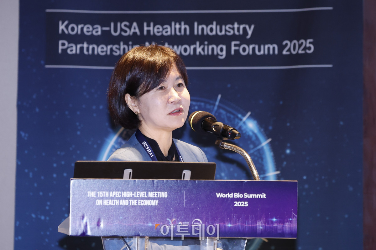 ▲이행신 한국보건산업진흥원 산업진흥본부장이 15일 서울 중구 서울신라호텔에서 열린 한·미 보건산업 협력 네트워킹 포럼에서 주제 발표를 하고 있다. 이투데이는 올해 창간 15주년을 기념해 2025 세계 바이오 서밋 부대행사로 국내외 보건산업계 관계자들과 양국 보건산업 협력 증진과 글로벌 의약품 공급망 협력 강화 방안을 논의하는 '한·미 보건산업 협력 네트워킹 포럼'을 마련했다. 이번 포럼을 통해 국내·외 보건산업 전문가 및 기업 간 교류·협력 방안을 제시하고자 한다. 한편 보건복지부는 이날부터 17일까지 '지속가능한 내일을 위한 모든 사람의 건강보장' 주제의 제15차 APEC 보건과 경제 고위급 회의와 함께 '혁신에서 접근으로 : 모두를 위한 의료혁신' 주제의 2025 세계 바이오 서밋을 진행한다. 조현호 기자 hyunho@