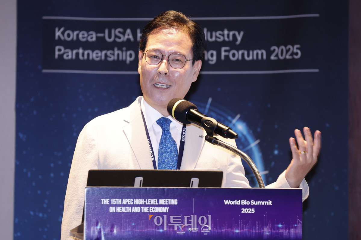 ▲정윤택 제약산업전략연구원장이 15일 서울 중구 서울신라호텔에서 열린 한·미 보건산업 협력 네트워킹 포럼에서 주제 발표를 하고 있다. 이투데이는 올해 창간 15주년을 기념해 2025 세계 바이오 서밋 부대행사로 국내외 보건산업계 관계자들과 양국 보건산업 협력 증진과 글로벌 의약품 공급망 협력 강화 방안을 논의하는 '한·미 보건산업 협력 네트워킹 포럼'을 마련했다. 이번 포럼을 통해 국내·외 보건산업 전문가 및 기업 간 교류·협력 방안을 제시하고자 한다. 한편 보건복지부는 이날부터 17일까지 '지속가능한 내일을 위한 모든 사람의 건강보장' 주제의 제15차 APEC 보건과 경제 고위급 회의와 함께 '혁신에서 접근으로 : 모두를 위한 의료혁신' 주제의 2025 세계 바이오 서밋을 진행한다. 조현호 기자 hyunho@