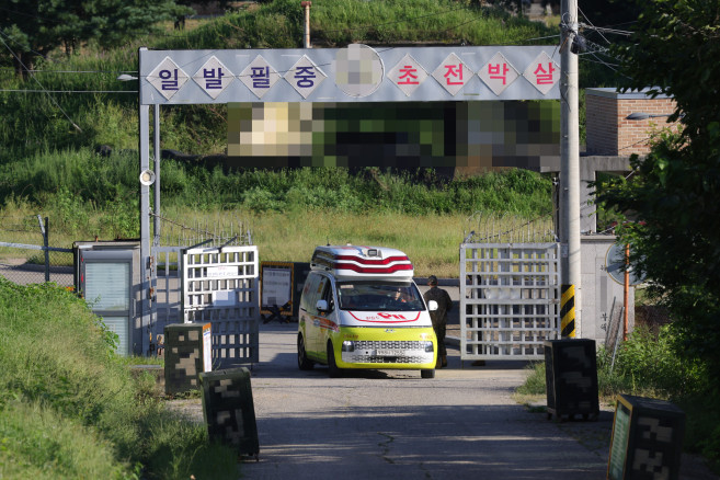 ▲본 사진은 기사와 무관함. 10일 오후 경기도 파주시 육군 모 부대에서 훈련 중 폭발 사고가 일어나 구급차가 위병소를 통과하고 있다.   (연합뉴스)