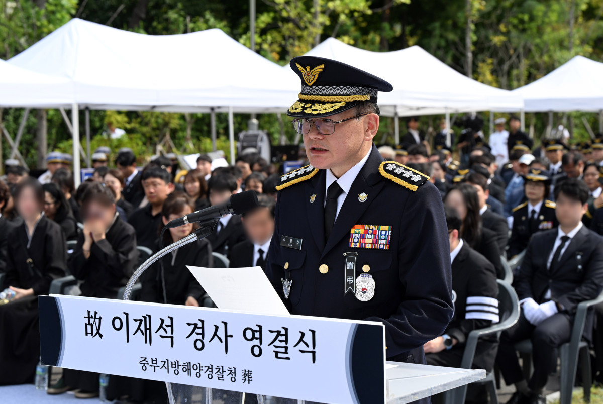 ▲ 김용진 해양경찰청장이 15일 인천 서구 인천해양경찰서에서 엄수된 '해양경찰관 고(故) 이재석 경사 영결식'에서 추도사를 하고 있다. (연합뉴스)