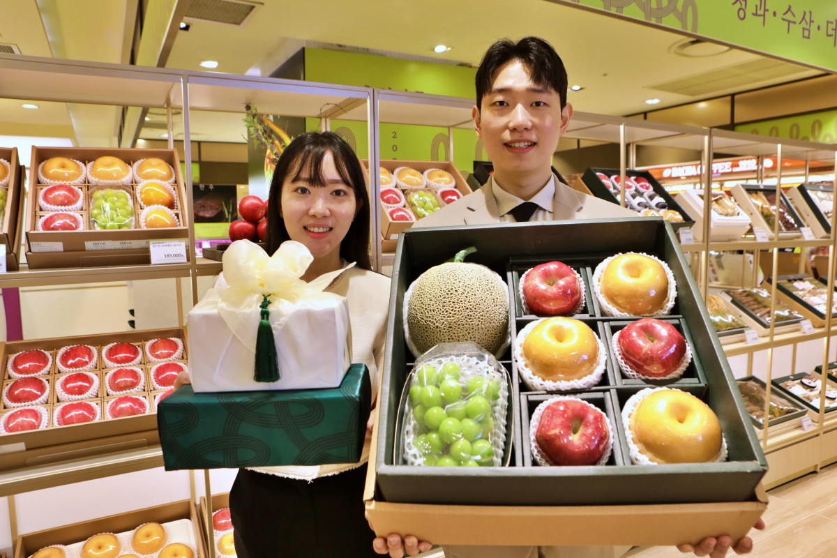 ▲롯데백화점 본점 지하 1층 식품관에서 모델이 추석 청과 기프트를 홍보하고 있다. (사진제공=롯데백화점)