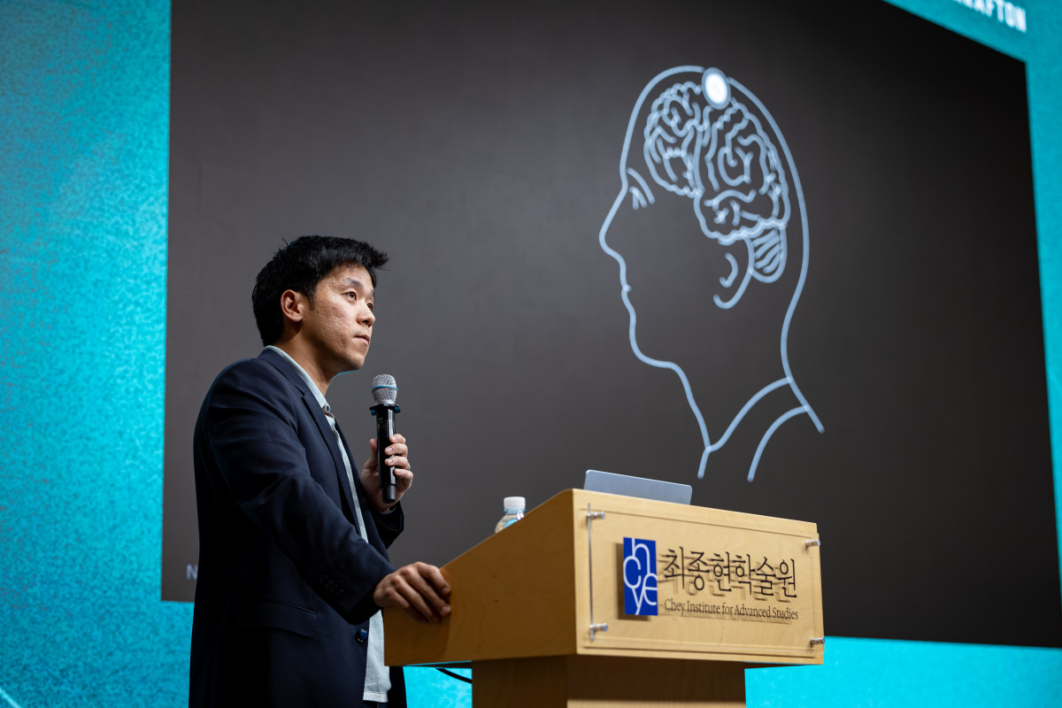 ▲15일 강남구 한국고등교육재단 빌딩에서 열린 최종현학술원·한국고등교육재단·크래프톤 공동 주최 특별 강연에서 서동진 뉴럴링크 공동 창업자가 뇌-컴퓨터 인터페이스의 미래를 주제로 강연하고 있다. (사진제공=SK그룹)