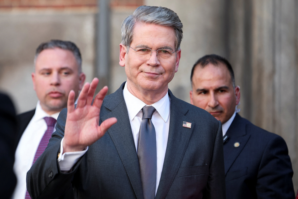 ▲스콧 베선트 미국 재무장관이 15일(현지시간) 스페인 마드리드에서 허리펑 중국 부총리와 회담하고 있다. 마드리드/로이터연합뉴스