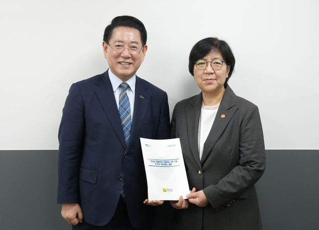 ▲김영록(왼쪽) 전남지사는 정부서울청사에서 정은경 보건복지부 장관과 면담을 갖고 전남 국립의대 설립 등을 건의했다. (사진제공=전남도)