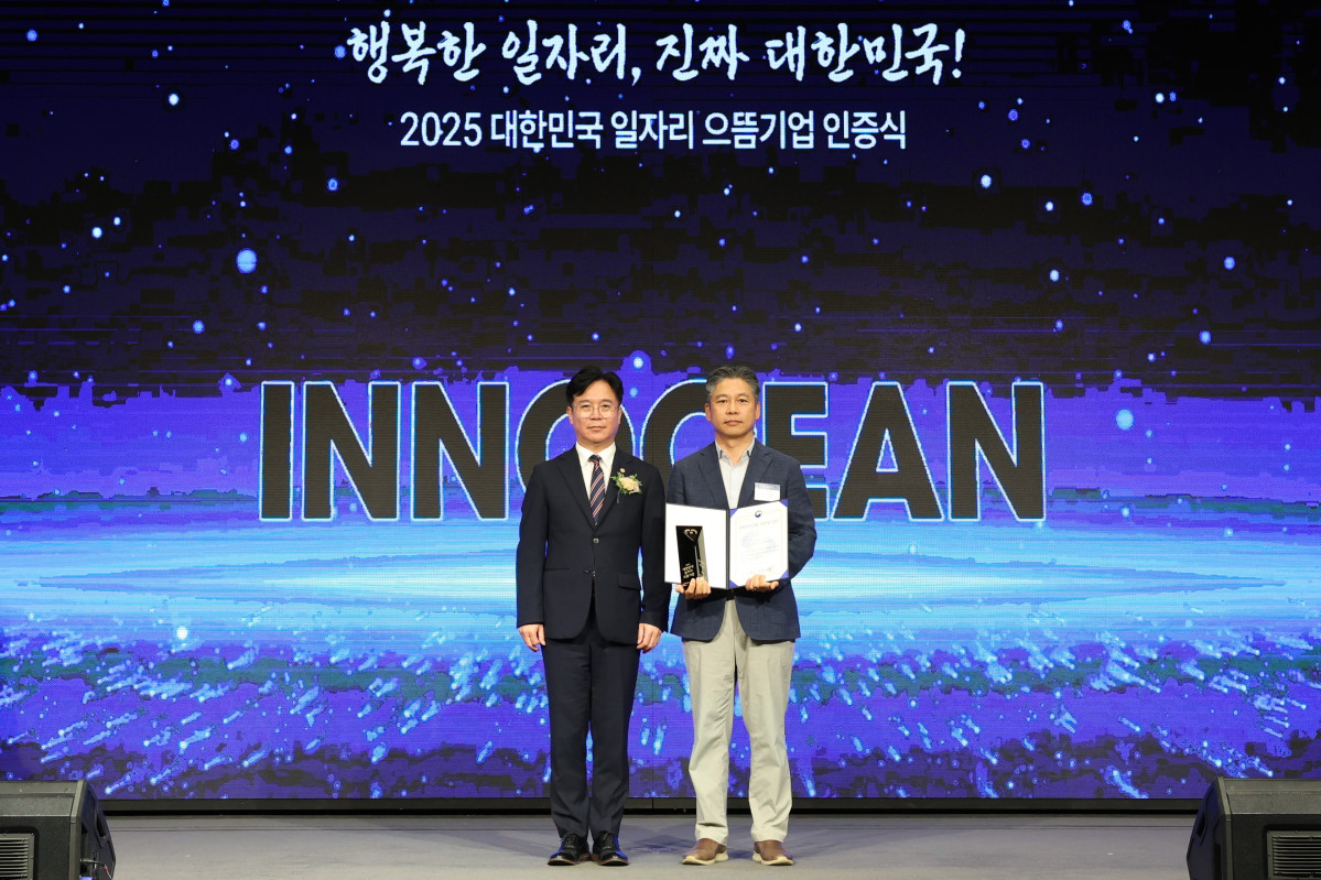 ▲‘2025 대한민국 일자리 으뜸기업’ 인증식서 기념 촬영 중인 김영훈 고용노동부 장관(왼쪽)과 이노션 경영지원실장 박진 전무. (사진=이노션)