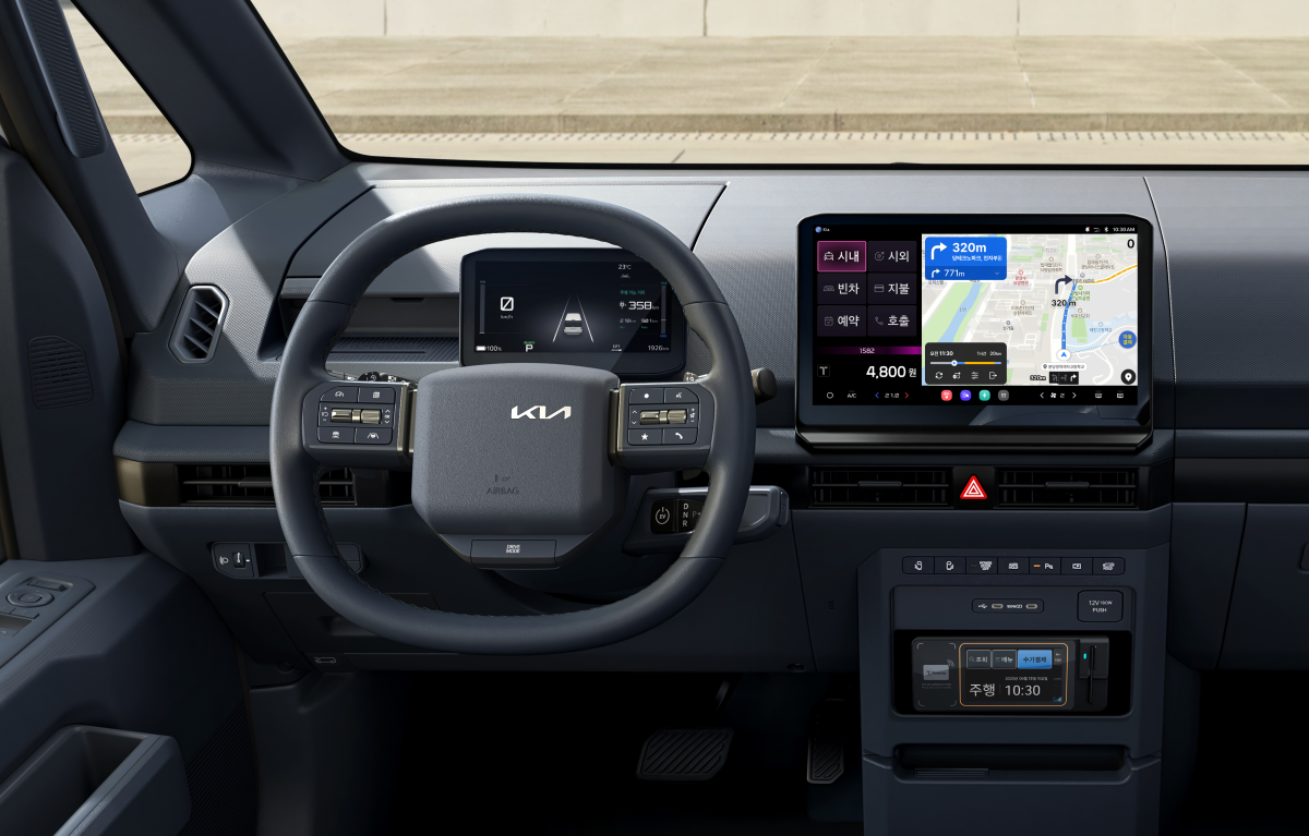 ▲기아가 PV5를 기반으로 한 택시 영업 특화 사양인 ‘올인원 디스플레이 2(All-in-One Display 2)’를 공개했다. PV5 택시 내장. (사진=기아)