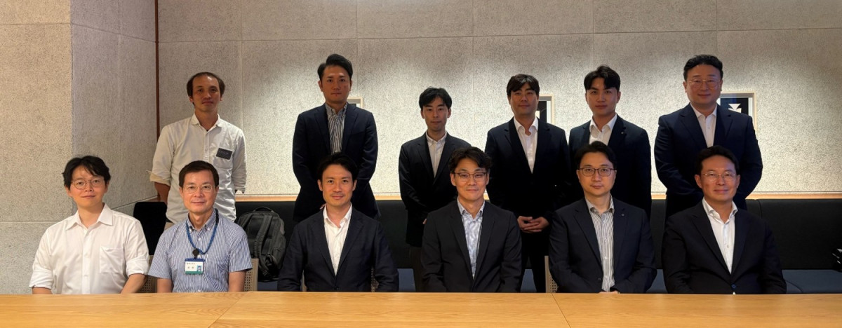 ▲차대산 케이뱅크 CTO(앞줄 왼쪽 네번째)와 최재혁 케이뱅크 디지털자산TF장(뒷줄 왼쪽 네번째)을 비롯한 ‘팍스프로젝트’ 관계자들이 지난 10일 도쿄에서 진행된 팍스프로젝트 종료 보고회에서 기념 촬영을 하고 있다. (사진제공=케이뱅크)