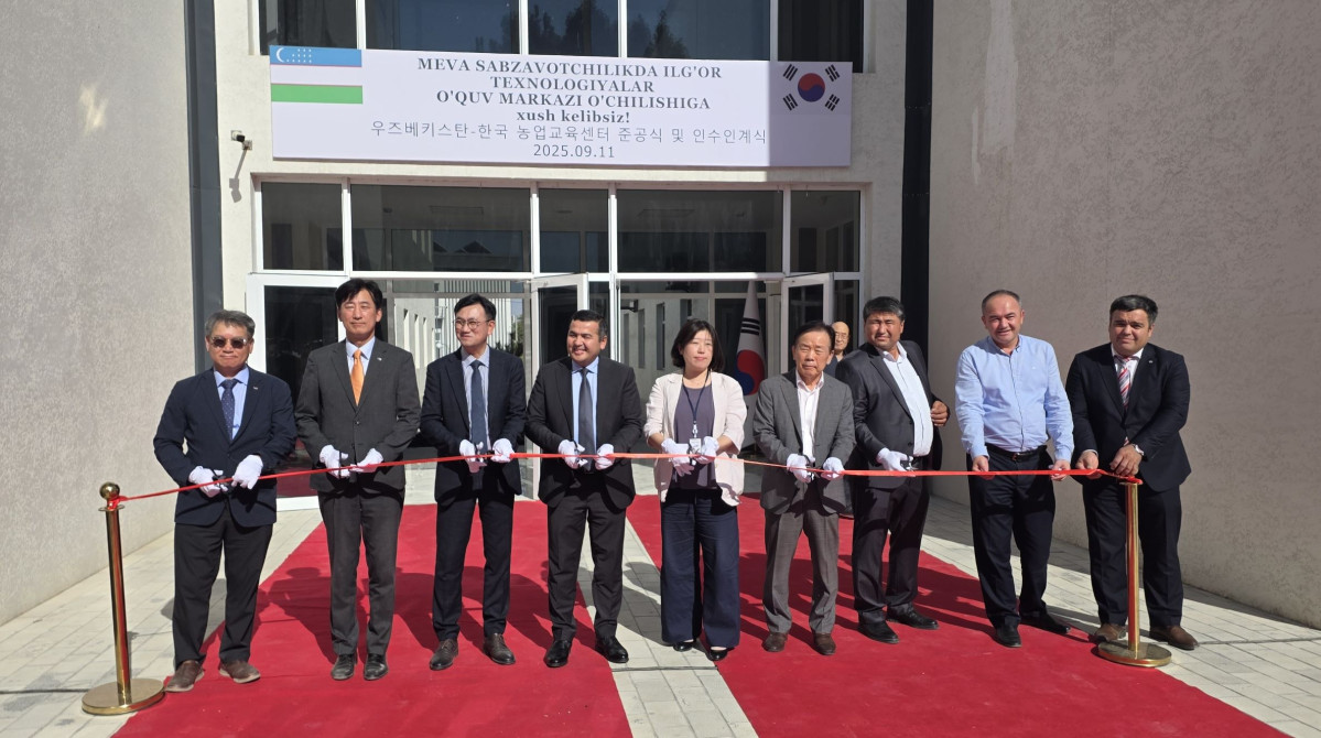 ▲농림축산식품부와 한국농어촌공사가 11일 우즈베키스탄 수도 타슈켄트에서 개최한 ‘우즈베키스탄 첨단온실 및 저장시설 운영관리를 위한 농업교육센터’ 준공식을 개최, 참석자들이 테이프 커팅식을 하고 있다. (사진제공=한국농어촌공사)