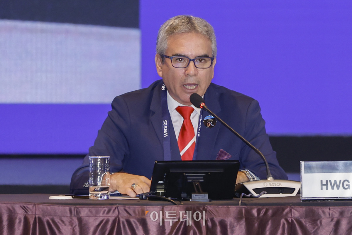 ▲빅터 요세프 보건실무그룹(HWG) 의장이 16일 서울 중구 신라호텔에서 열린 2025 APEC 보건과경제 고위급회의(HLMHE)에서 2025 HWG 활동보고를 하고 있다. 조현호 기자 hyunho@