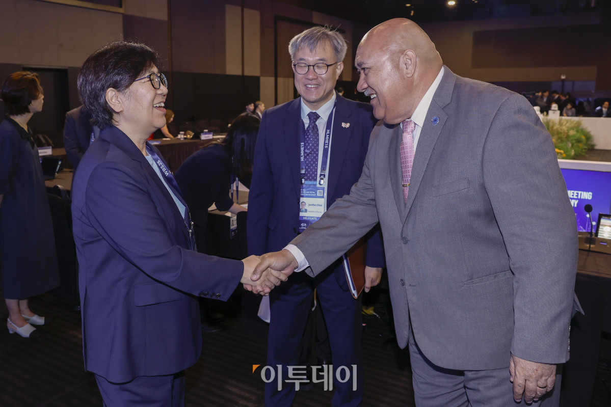 ▲정은경(왼쪽) 보건복지부 장관과 사이아 마우 피우칼라 세계보건기구 서태평양지역사무소(WHO WPRO) 대표가 16일 서울 중구 신라호텔에서 열린 2025 APEC 보건과경제 고위급회의(HLMHE)에서 악수를 하고 있다. 조현호 기자 hyunho@