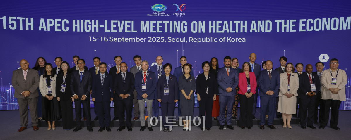 ▲정은경(앞줄 왼쪽 여덟 번째) 보건복지부 장관과 사이아 마우 피우칼라(앞줄 왼쪽) 세계보건기구 서태평양지역사무소(WHO WPRO) 대표 등 참석자들이 16일 서울 중구 신라호텔에서 열린 2025 APEC 보건과경제 고위급회의(HLMHE)에서 기념촬영을 하고 있다. 조현호 기자 hyunho@