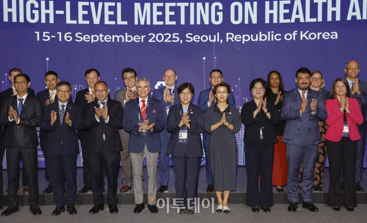 ▲정은경(앞줄 가운데) 보건복지부 장관 등 참석자들이 16일 서울 중구 신라호텔에서 열린 2025 APEC 보건과경제 고위급회의(HLMHE)에서 기념촬영을 하고 있다. 조현호 기자 hyunho@