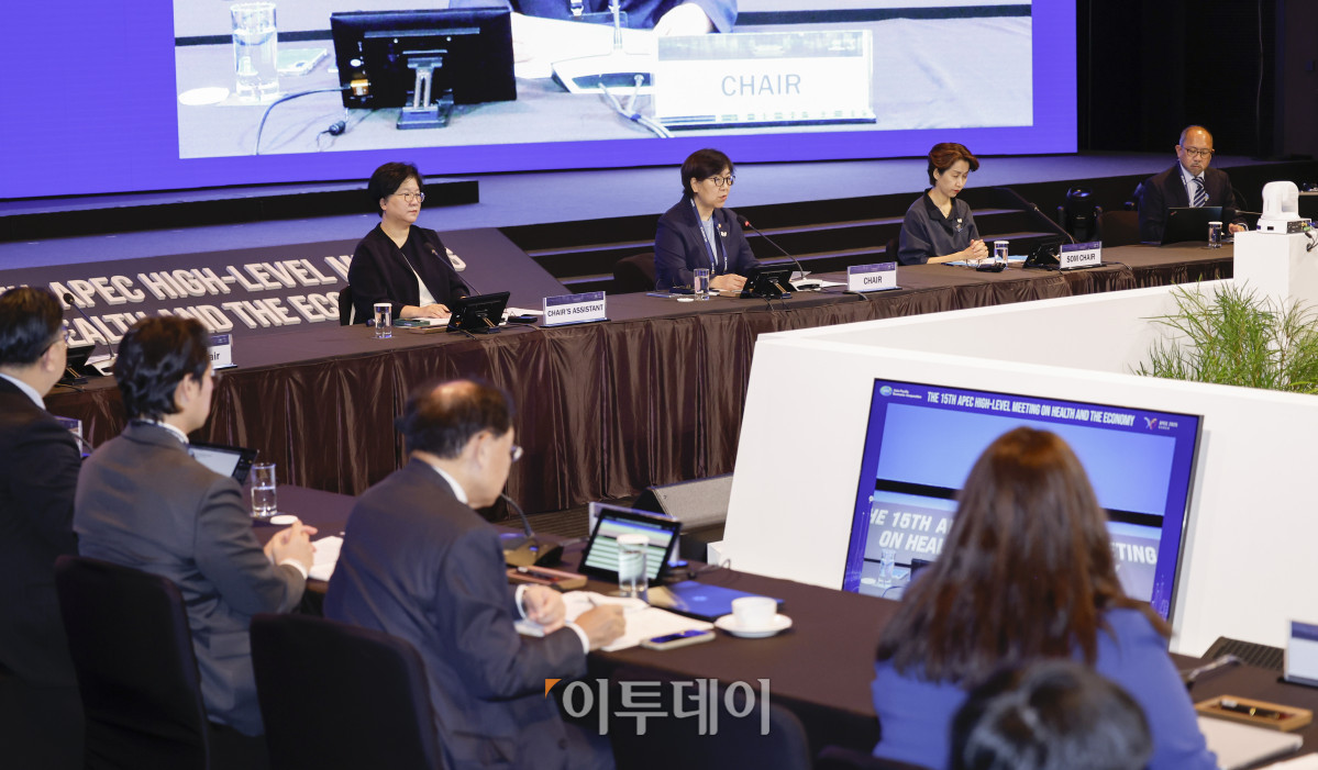 ▲정은경 보건복지부 장관이 16일 서울 중구 신라호텔에서 열린 2025 APEC 보건과경제 고위급회의(HLMHE)에서 개회사를 하고 있다. 조현호 기자 hyunho@