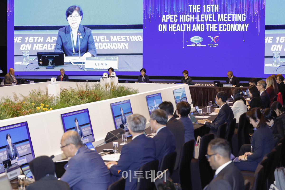 ▲정은경 보건복지부 장관이 16일 서울 중구 신라호텔에서 열린 2025 APEC 보건과경제 고위급회의(HLMHE)에서 개회사를 하고 있다. 조현호 기자 hyunho@