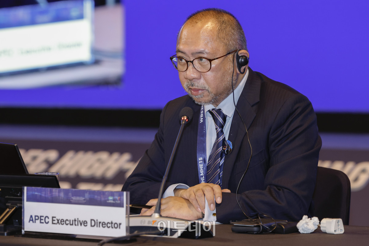 ▲에두아르도 페드로사 APEC 사무국장이 16일 서울 중구 신라호텔에서 열린 2025 APEC 보건과경제 고위급회의(HLMHE)에서 APEC25 우선순위를 발표하고 있다. 조현호 기자 hyunho@