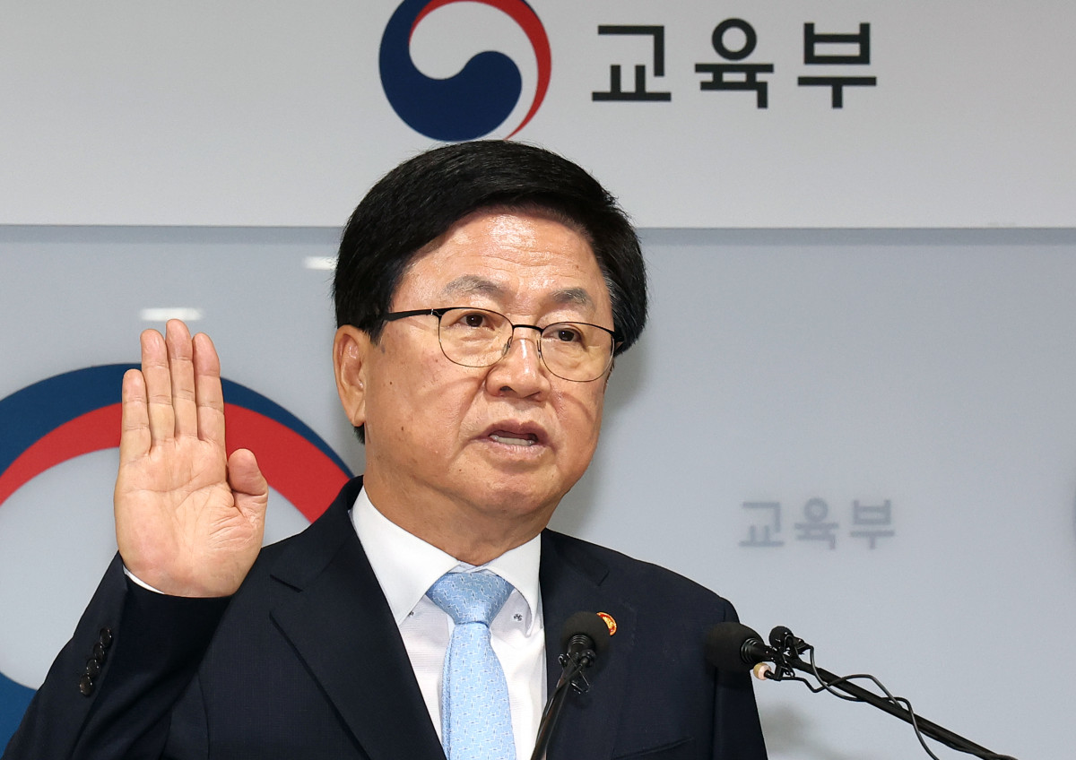 ▲ 최교진 부총리 겸 교육부 장관이 12일 정부세종청사 교육부에서 열린 취임식에서 취임 선서를 하고 있다. (연합뉴스)