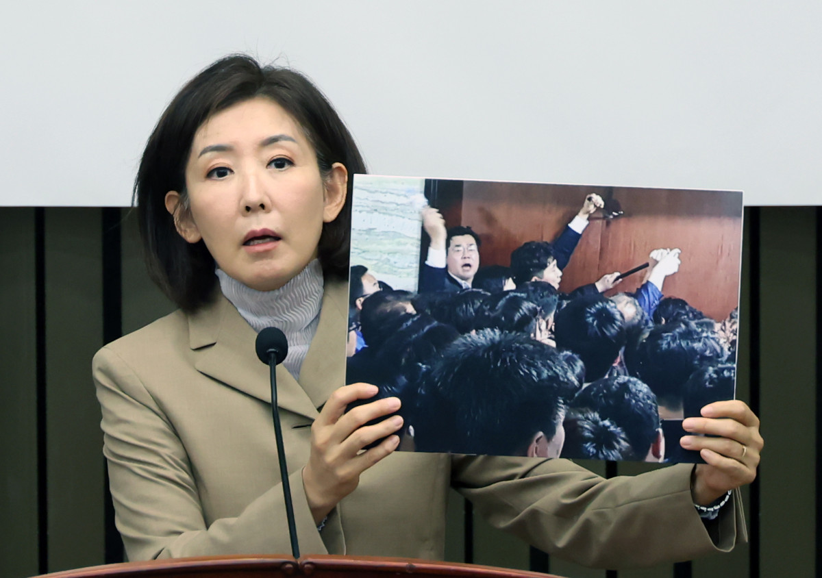 ▲나경원 국민의힘 의원이 16일 서울 여의도 국회에서 열린 긴급 의원총회에서 '빠루' 관련 발언을 하고 있다. 2025.09.16. (뉴시스)