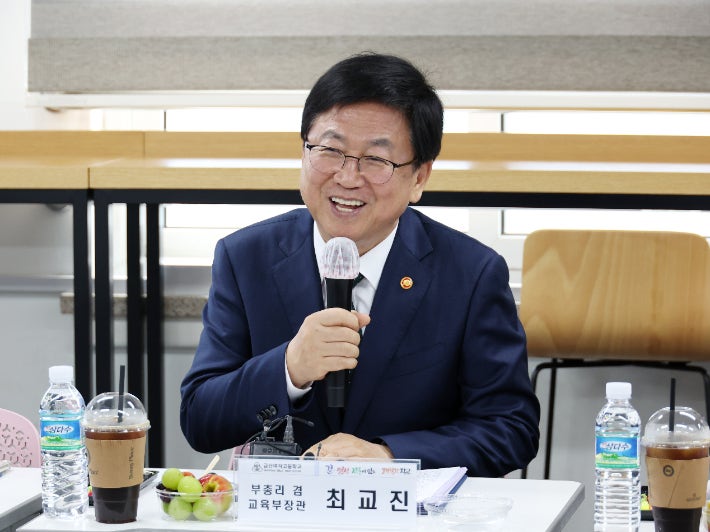 ▲최교진 사회부총리 겸 교육부 장관이 15일 오후 충남 금산여자고등학교에서 고교학점제 안착을 위한 교사·학생과의 대화를 갖고 있다.  (교육부)