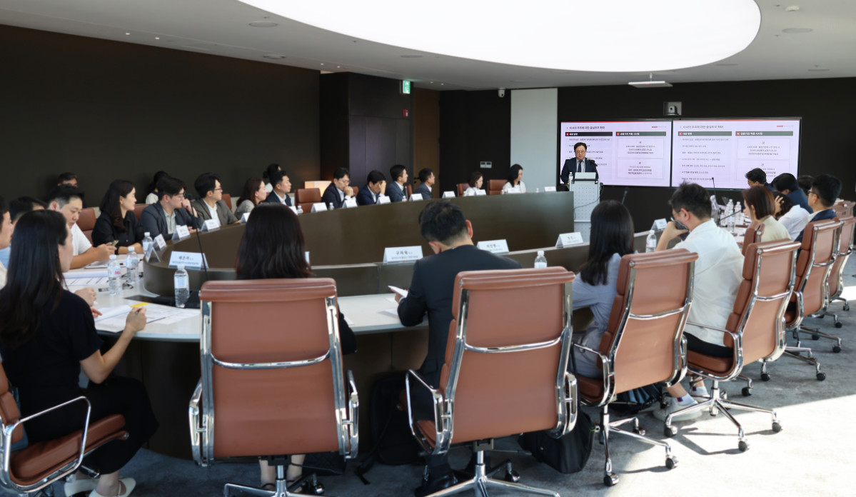 ▲ 법무법인(유한) 지평과 유니코써치 보드랩은 11일 지평 본사 그랜드 센트럴 26층 대회의실에서 ‘제2회 이사회 사무국 리더 네트워킹 포럼(Board Office Lounge)’을 공동 개최했다. ‘Board Office Lounge’는 한국 기업 지배구조 발전의 핵심 파트너인 이사회 사무국 리더 간 인 사이트 공유와 네트워킹을 목적으로 진행되는 정례 포럼이다. 포럼은 ‘개정 상법과 이사회 운영 방향’을 주제로 진행됐다. (사진 제공 = 법무법인(유한) 지평)