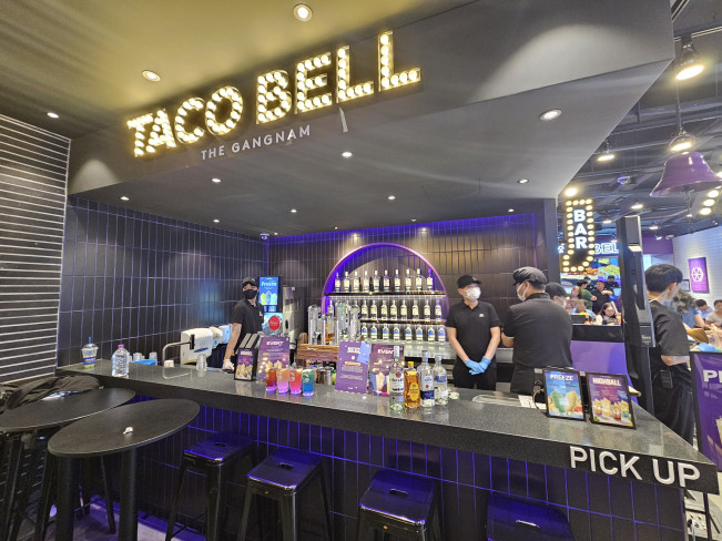▲17일 오픈하는 타코벨 더 강남 내부 바가 보이고 있다. (사진=정영인 기자oin@)