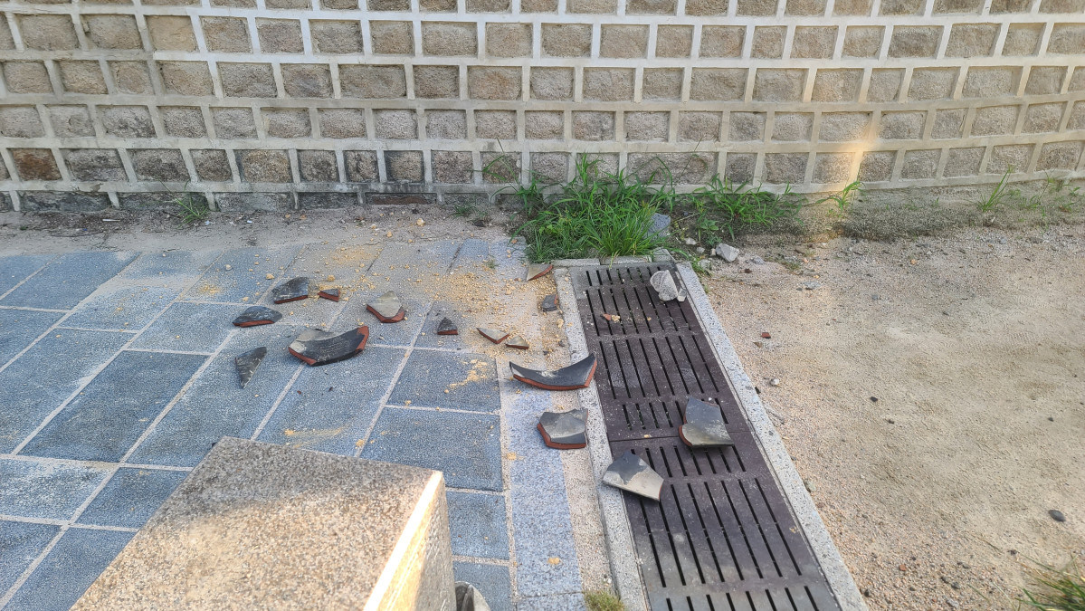 ▲종묘 외곽담장 기와 파손 사진 (국가유산청)