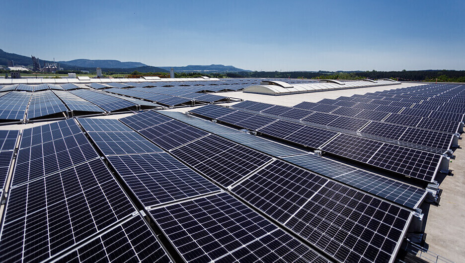 ▲독일 브란덴부르크시 상업시설 지붕에 설치된 태양광 모듈. (한화큐셀)