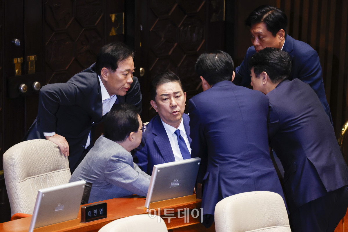 ▲더불어민주당 김병기 원내대표와 의원들이 16일 서울 여의도 국회 본회의에서 열린 외교·통일·안보 분야 대정부질문에서 대화를 하고 있다. 조현호 기자 hyunho@